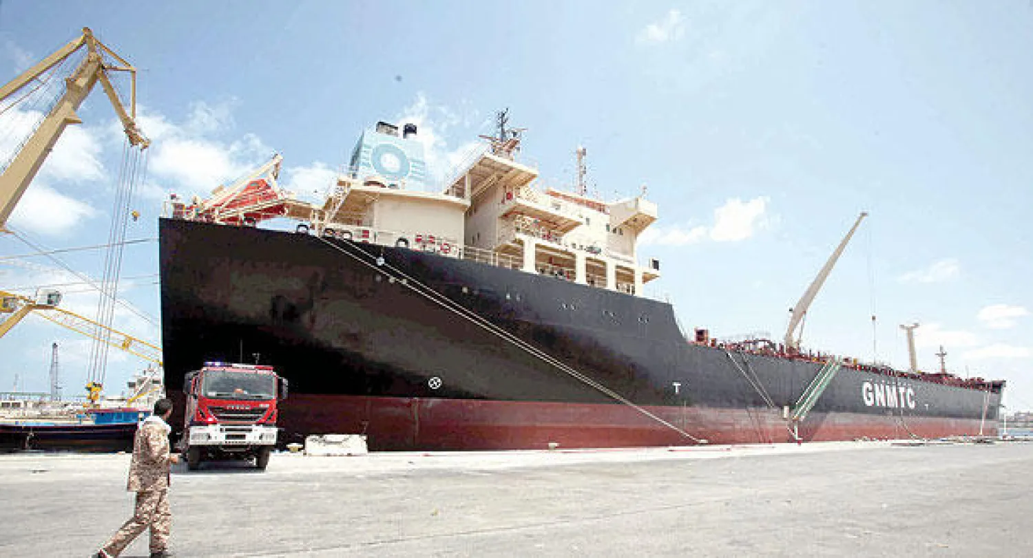 ناقلة نفط ليبية تحمل تسعة ملايين ليتر من البترول ترسو في ميناء طرابلس (إ.ب.أ)