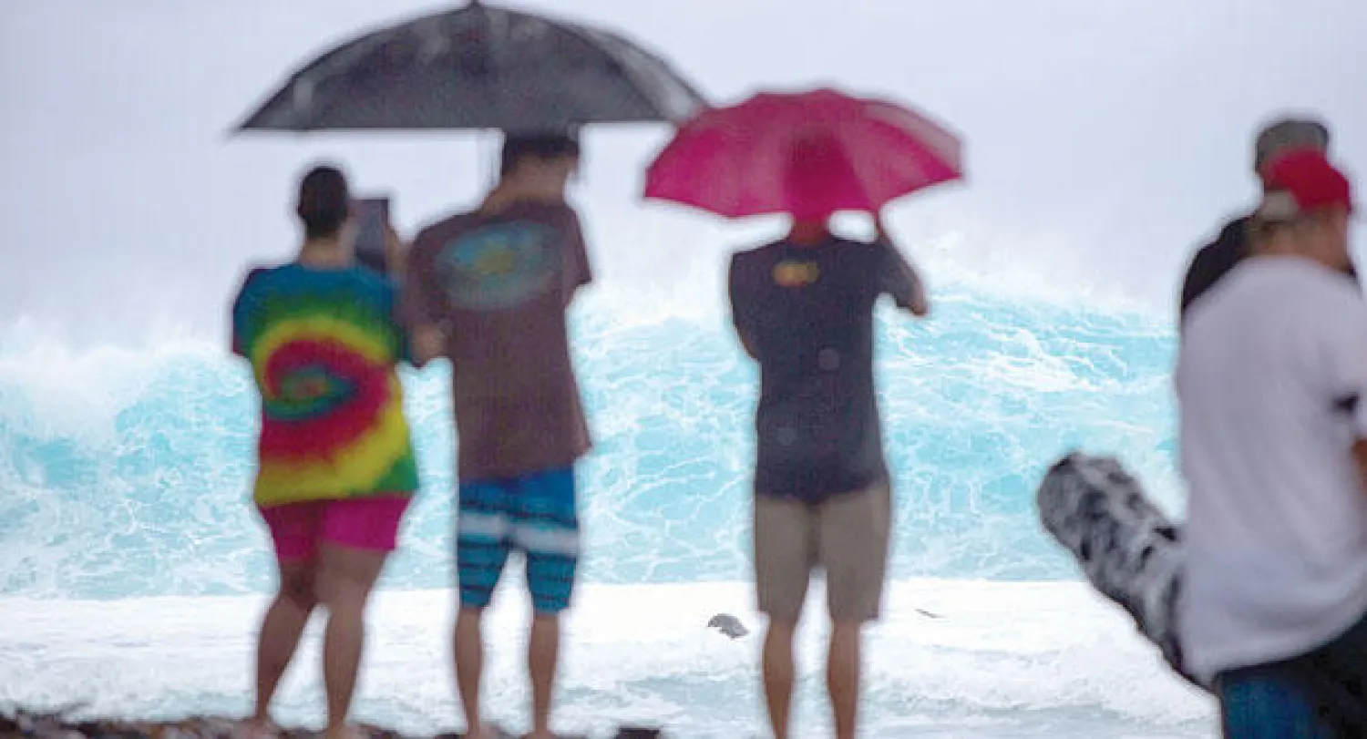 تجمع بعض السكان على الشواطئ لمشاهدة الأمواج الناجمة عن الإعصار ايسيل في منطقة بوهويكي في جزيرة هاواي (إ.ب.أ)