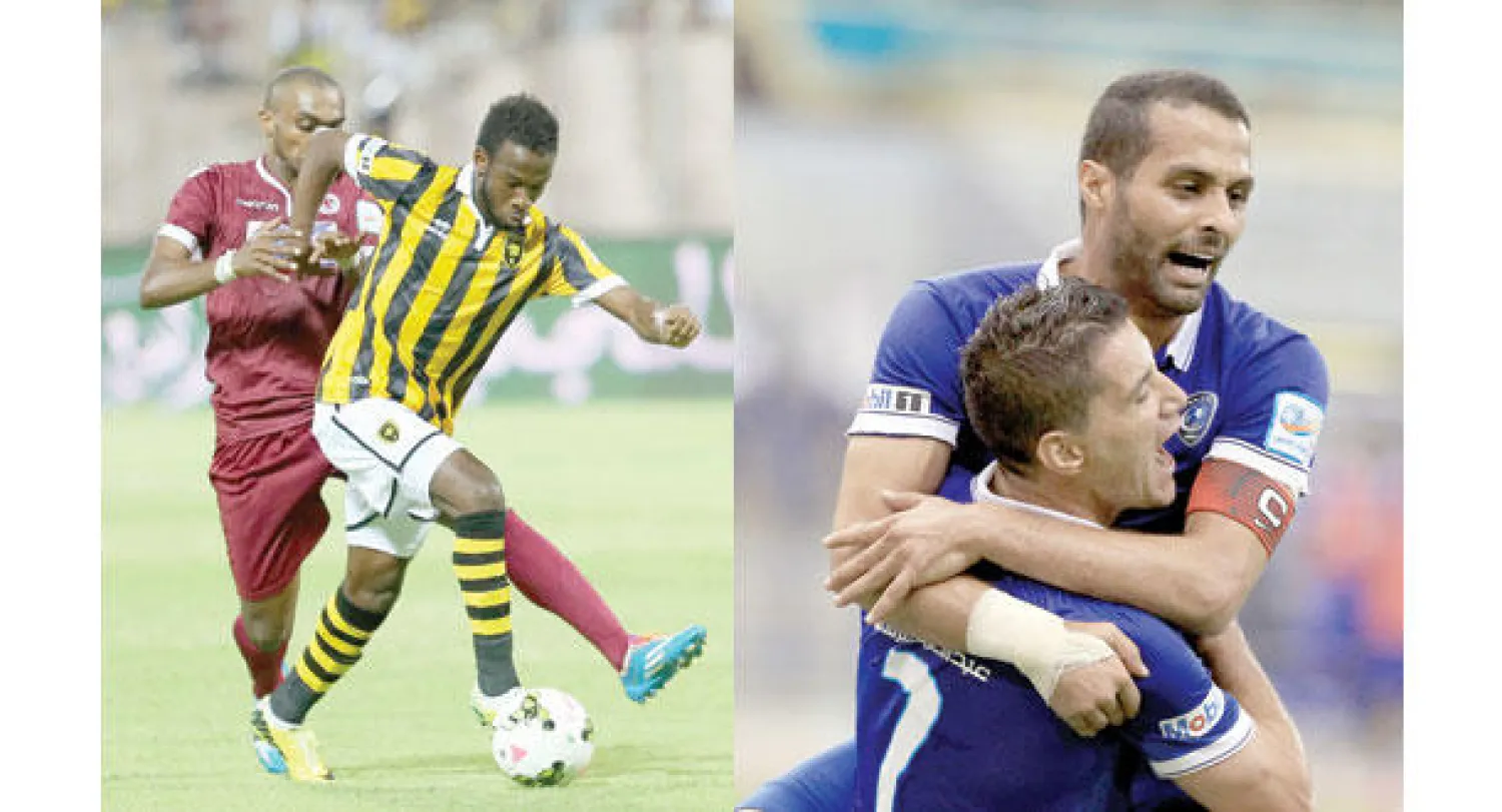 نيفيز يحتفل مع زميله ياسر القحطاني بعد تسجيله هدف الهلال الثاني (تصوير: سعد العنزي)  -  فهد المولد مهاجم الإتحاد في هجمة ضد مرمى الفيصلي (تصوير: عدنان مهدلي)