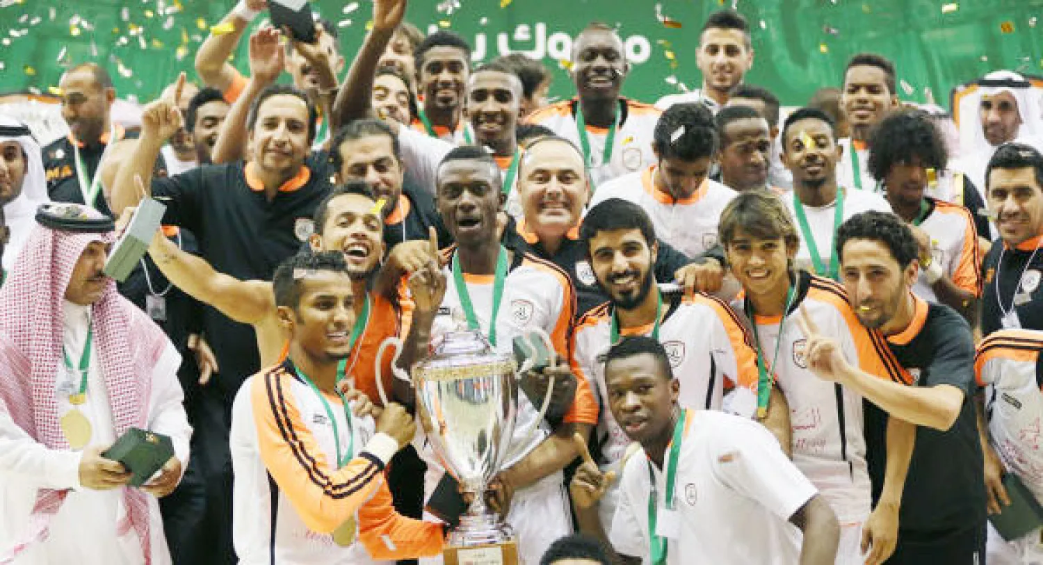 لاعبو الشباب خلال تتويجهم بلقب كأس السوبر (تصوير: علي العريفي)