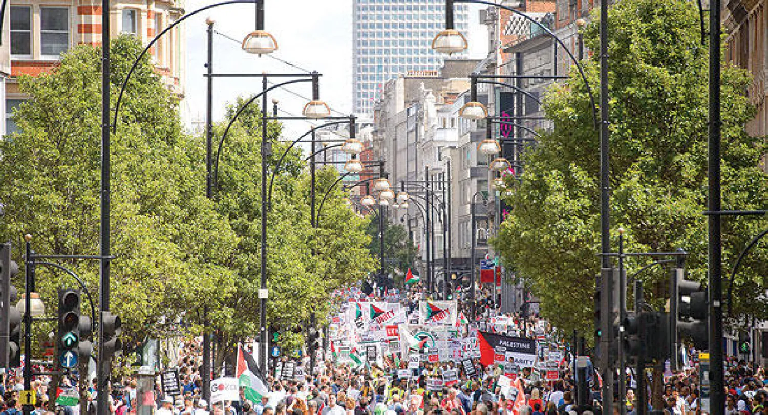 جانب من مظاهرات حاشدة شهدتها لندن أمس احتجاجا على العدوان الإسرائيلي على قطاع غزة (أ.ف.ب)