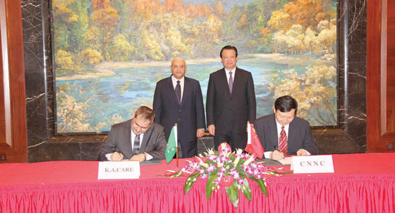 وليد أبو الفرج وهوان مين غانغ يوقعان اتفاقية التعاون النووي أمس السبت ببكين («الشرق الأوسط»)