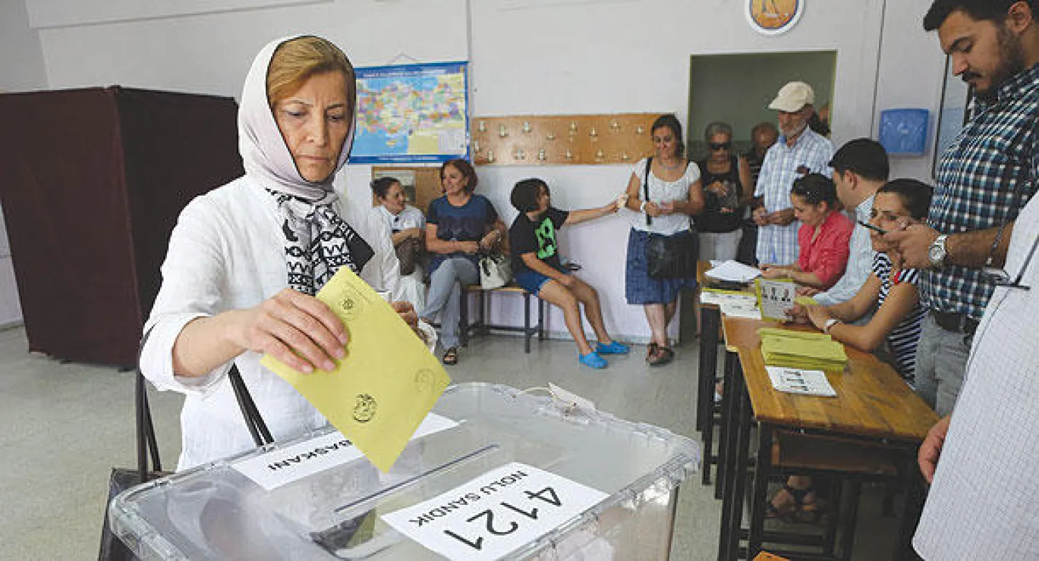 ناخبة تركية تدلي بصوتها في مركز اقتراع بأنقرة في الانتخابات الرئاسية التي جرت أمس (أ.ف.ب)