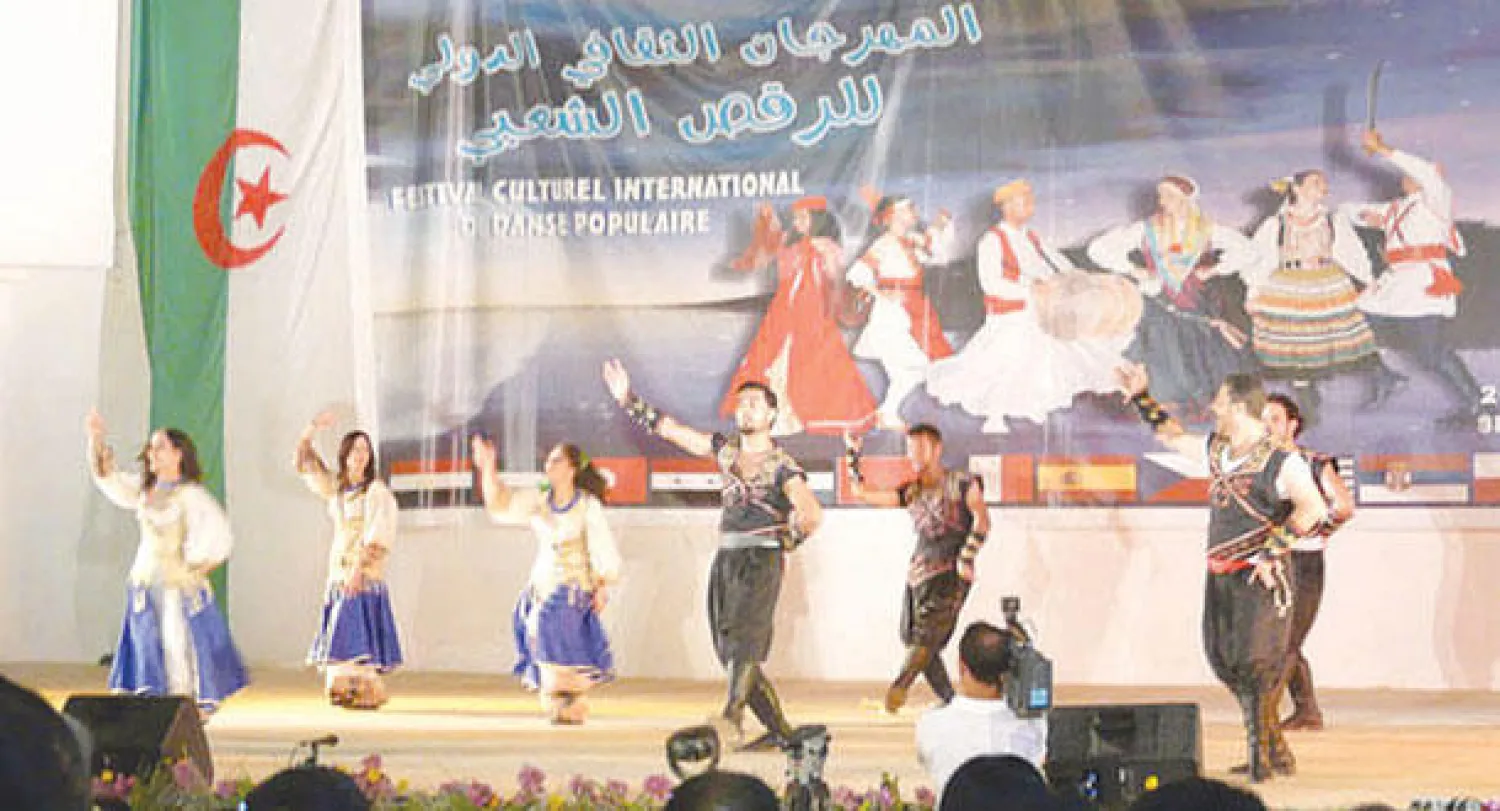 فرقة الفنون الشعبية في مهرجان مدينة سيدي بلعباس