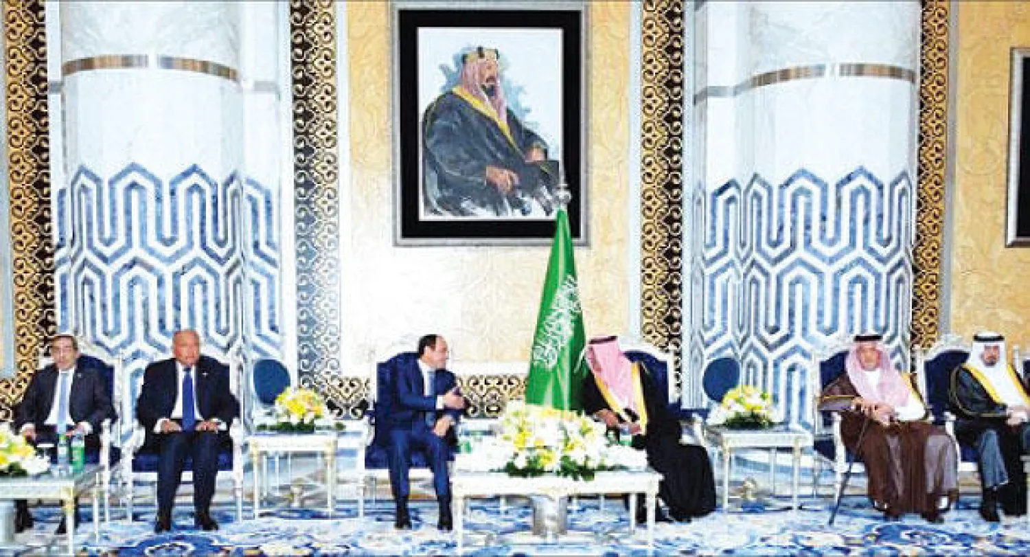 الأمير مقرن بن عبد العزيز يستقبل الرئيس المصري لدى وصوله جدة أمس بحضور وزير الخارجية السعودي الأمير سعود الفيصل ووزير الخارجية المصري سامح شكري (واس)