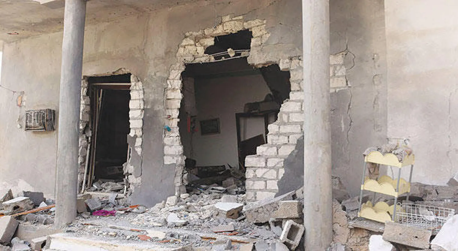 منزل  مدمر في طرابلس بعد اشتباكات بين ميليشيات ليبية (رويترز)