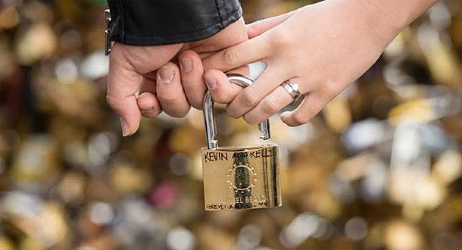 خطة فرنسية جديدة لحماية «جسر الحب»