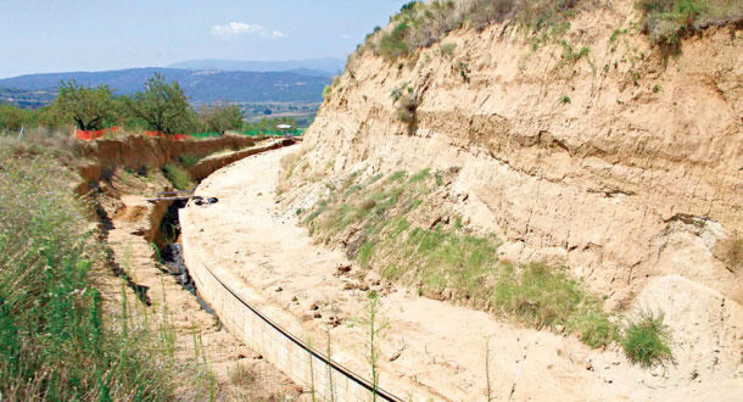 المنطقة التي اكتشفت فيها آثار مقبرة ضخمة تعود لعصر الإسكندر الأكبر (أ.ب)