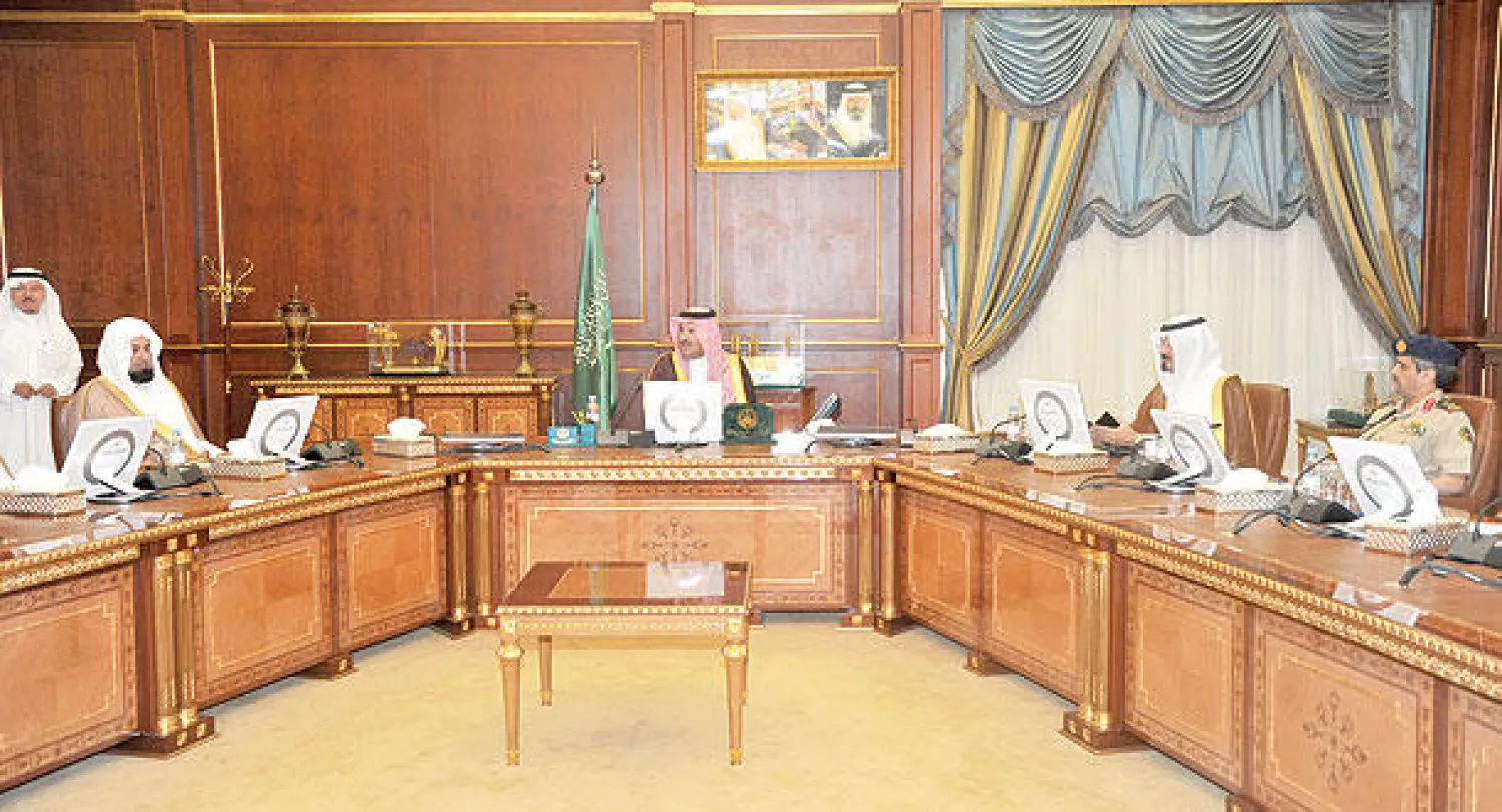 الأمير فيصل بن سلمان لدى ترؤسه اجتماع لجنة الحج المركزية («الشرق الأوسط»)