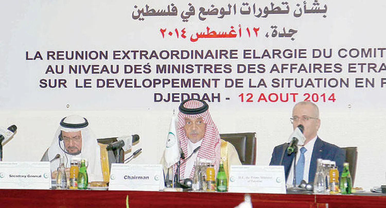 الأمير سعود الفيصل لدى ترؤسه اجتماع اللجنة التنفيذية وإلى جانبه رامي الحمد الله رئيس الوزراء الفلسطيني وأمين عام منظمة التعاون الإسلامي (تصوير: عبد الله بازهير)
