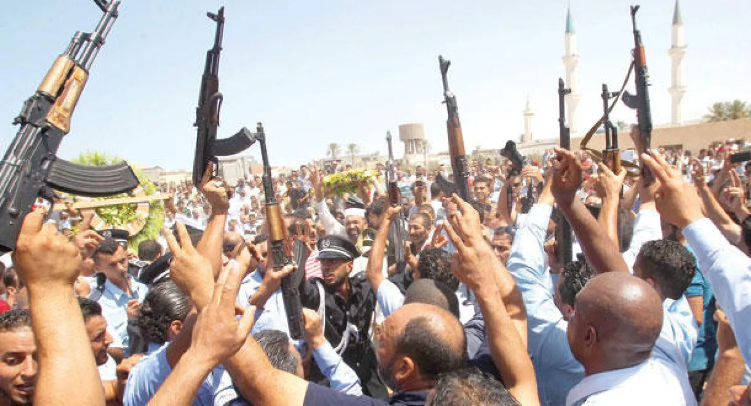 جنود لبييون خلال تشييع جنازة مدير أمن طرابلس الذي اغتيل في العاصمة أمس (أ.ف.ب)