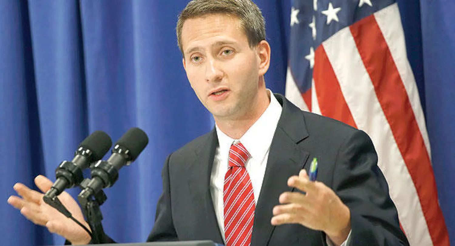 الناطق باسم البيت الأبيض إريك شولتز يجيب عن أسئلة الصحافيين حول علاقة أوباما وكلينتون أمس (رويترز)