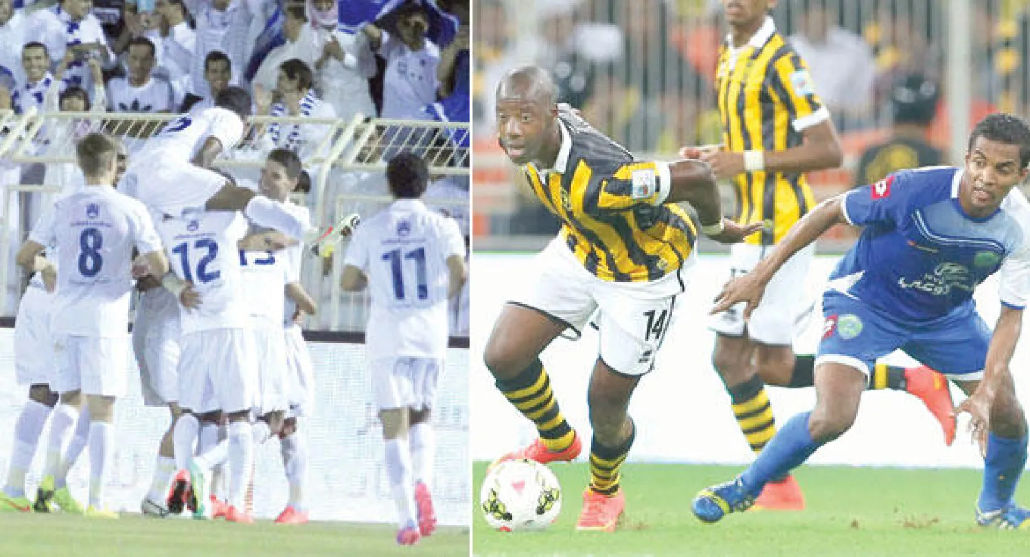 ديكايتي صاحب هدف الفوز الاتحادي يقود هجمة ضد مرمى الفتح (تصوير: عدنان مهدلي)  -  لاعبو الهلال يحتفلون بأحد أهدافهم في مرمى الشعلة (تصوير: سعد العنزي)