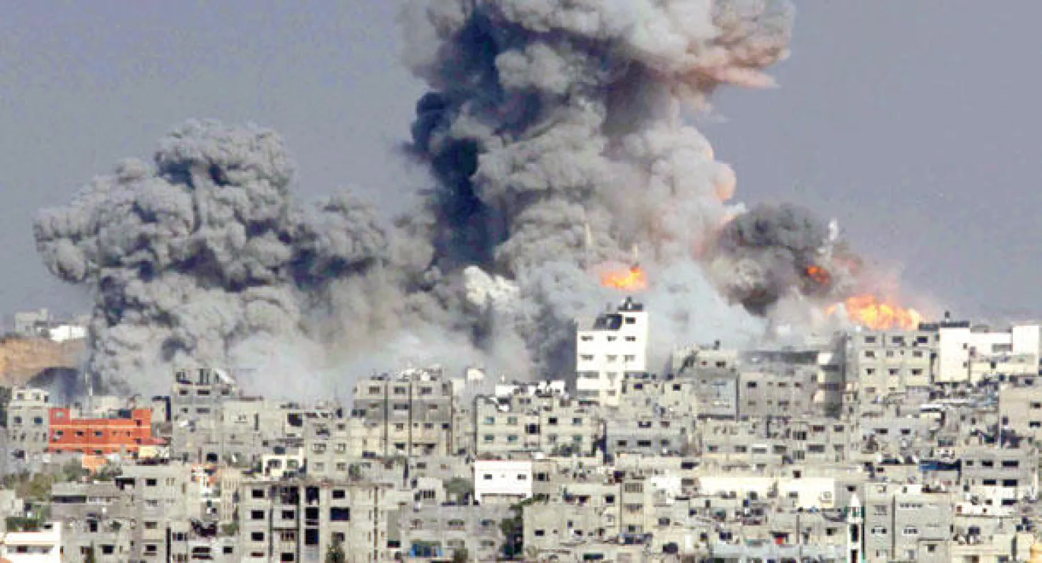 نيران ودخان كثيف يتصاعد من بنايات تعرضت للقصف الإسرائيلي في غزة يوم 29 يوليو الماضي (أ.ف.ب)