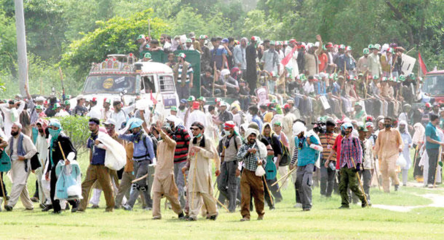 آلاف المؤيدين لرجل الدين محمد طاهر القادري خرجوا أمس إلى شوارع إسلام آباد استجابة لدعوة المعارضة التي تطالب باستقالة رئيس الوزراء (رويترز)