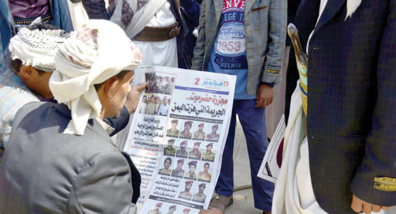 يمني يقرأ في صنعاء أمس جريدة أسبوعية نشرت صور وأسماء الجنود الذين قتلهم تنظيم القاعدة قبل أسبوع (إ.ب.أ)