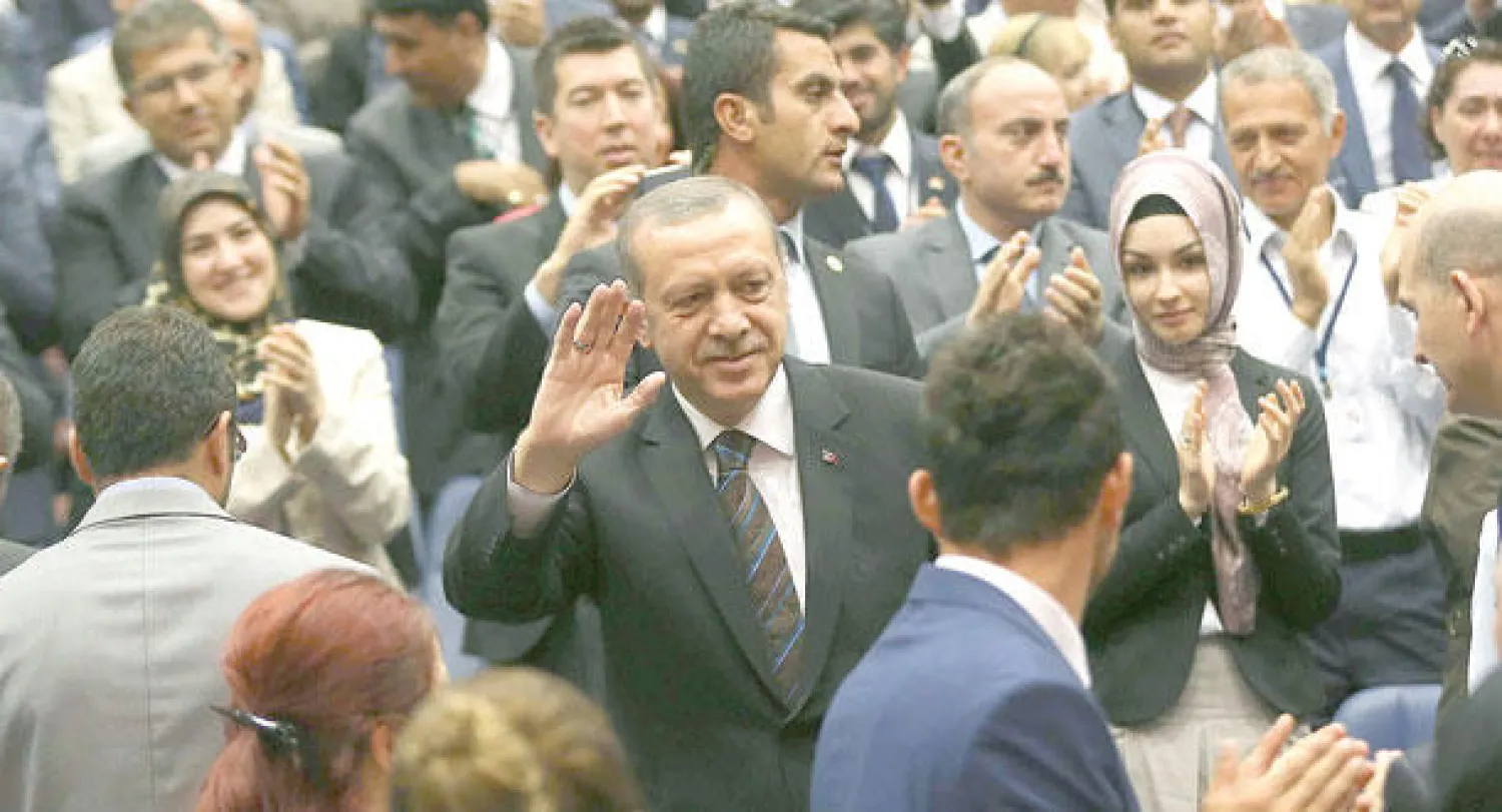 رجب طيب إردوغان يحيى أنصاره بعد وصوله إلى مقر حزب العدالة والتنمية في أنقرة لحضور اجتماع  أمس (أ.ف.ب)