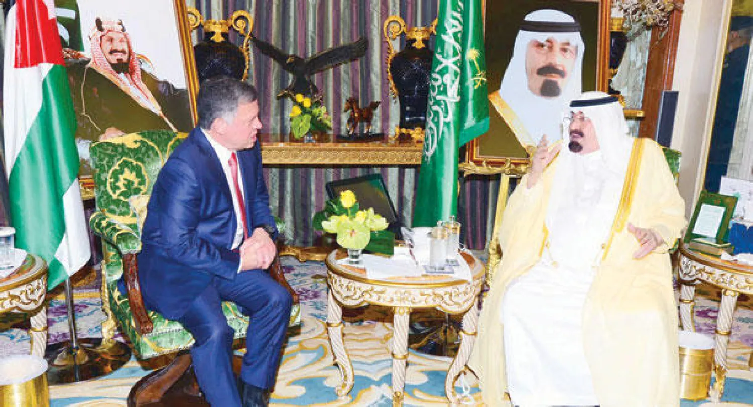 خادم الحرمين الشريفين لدى استقباله الملك عبد الله الثاني في جدة أمس (واس)