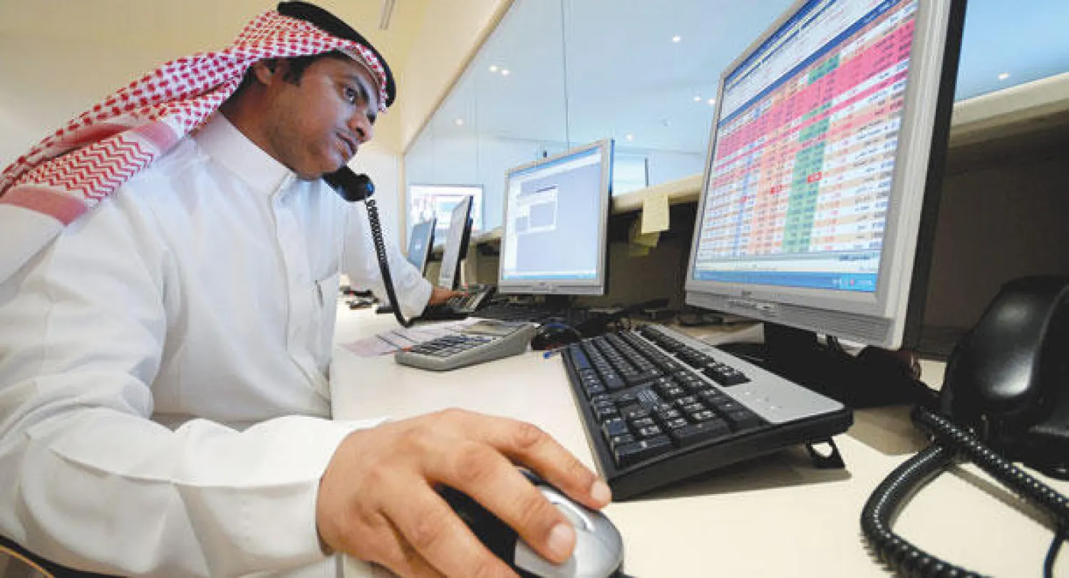 متعامل يتابع تحركات سوق الأسهم السعودية («الشرق الأوسط»)