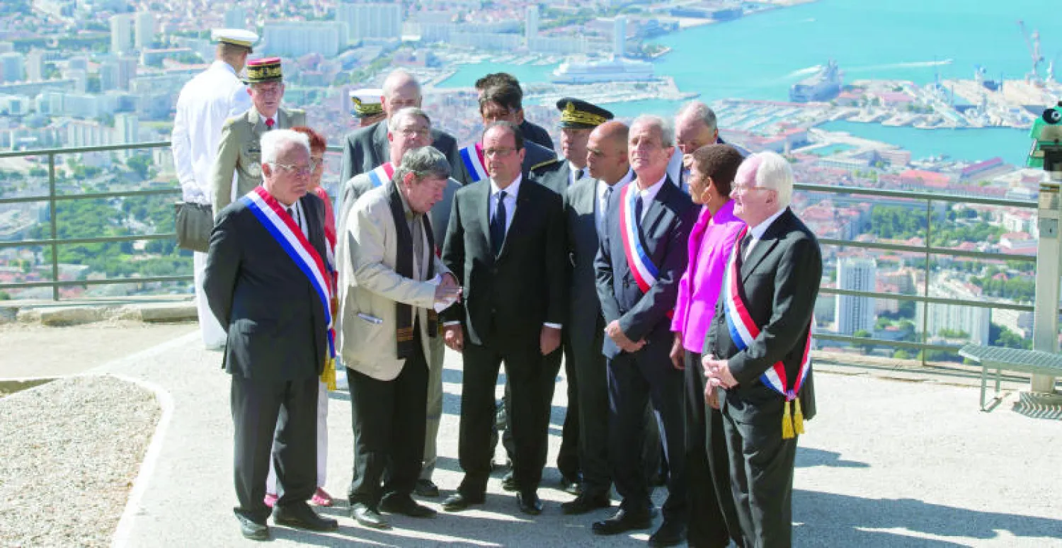 الرئيس الفرنسي فرنسوا هولاند يتوسط عددا من قدماء المحاربين الفرنسيين بمناسبة احتفال فرنسا أمس بالذكرى السبعين لإنزال بروفانس (أ.ب)