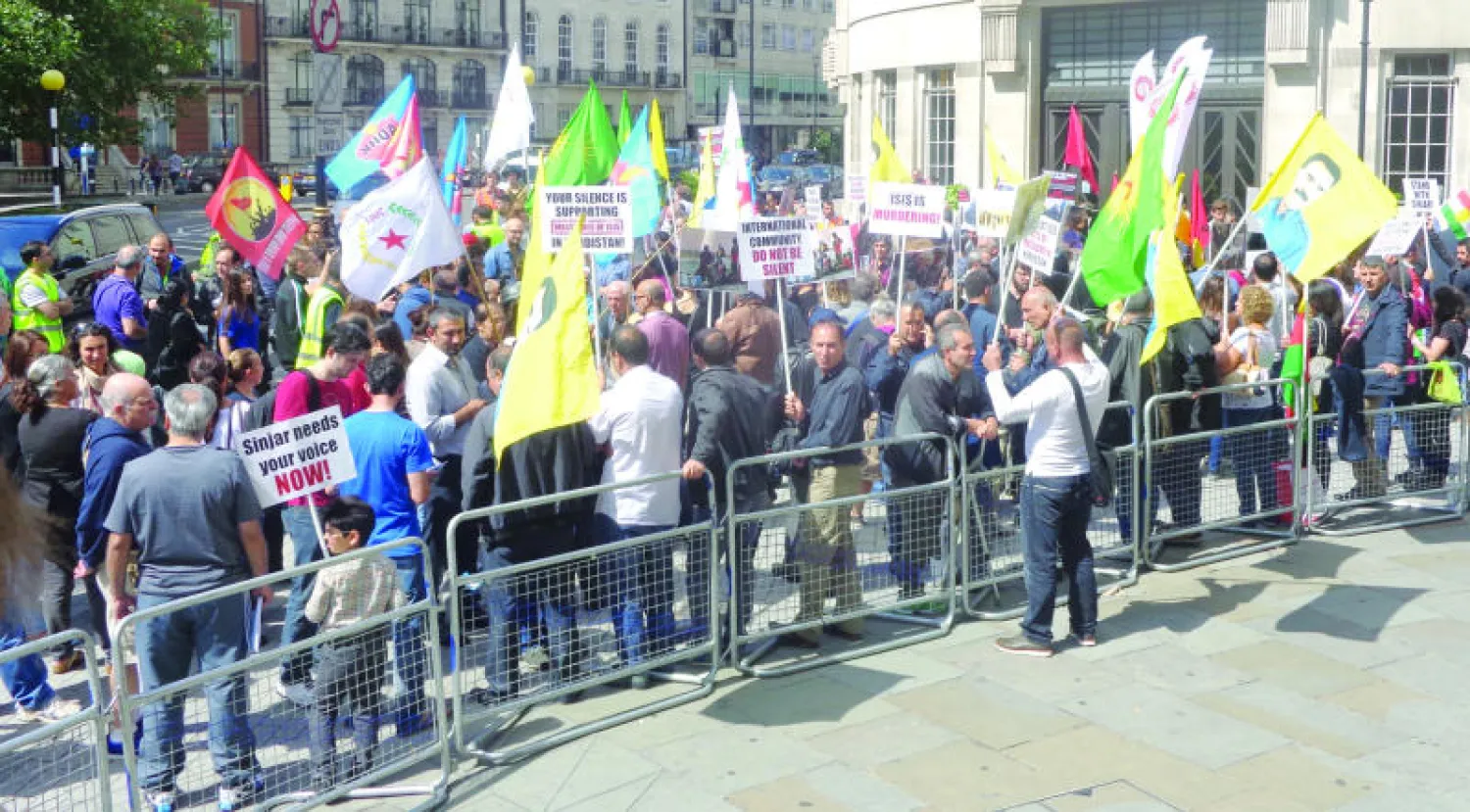 جانب من المظاهرة التي شارك فيها بريطانيون وأكراد للتعبير عن تضامنهم مع الإيزيدين ({الشرق الأوسط})