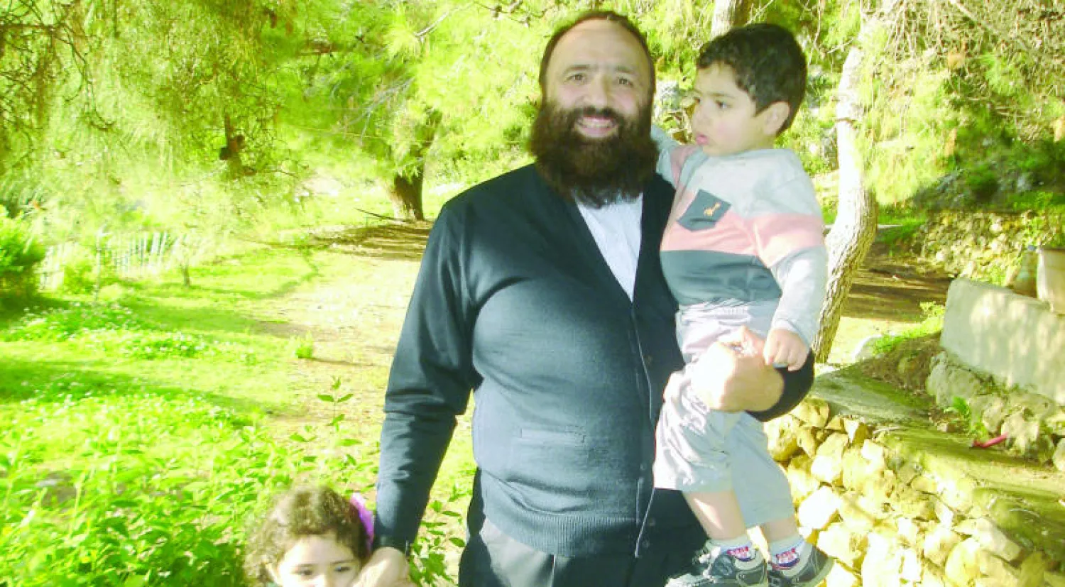 عمر بكري مع طفليه قبل اعتقاله بأيام في صورة خاصة لـ {الشرق الأوسط}