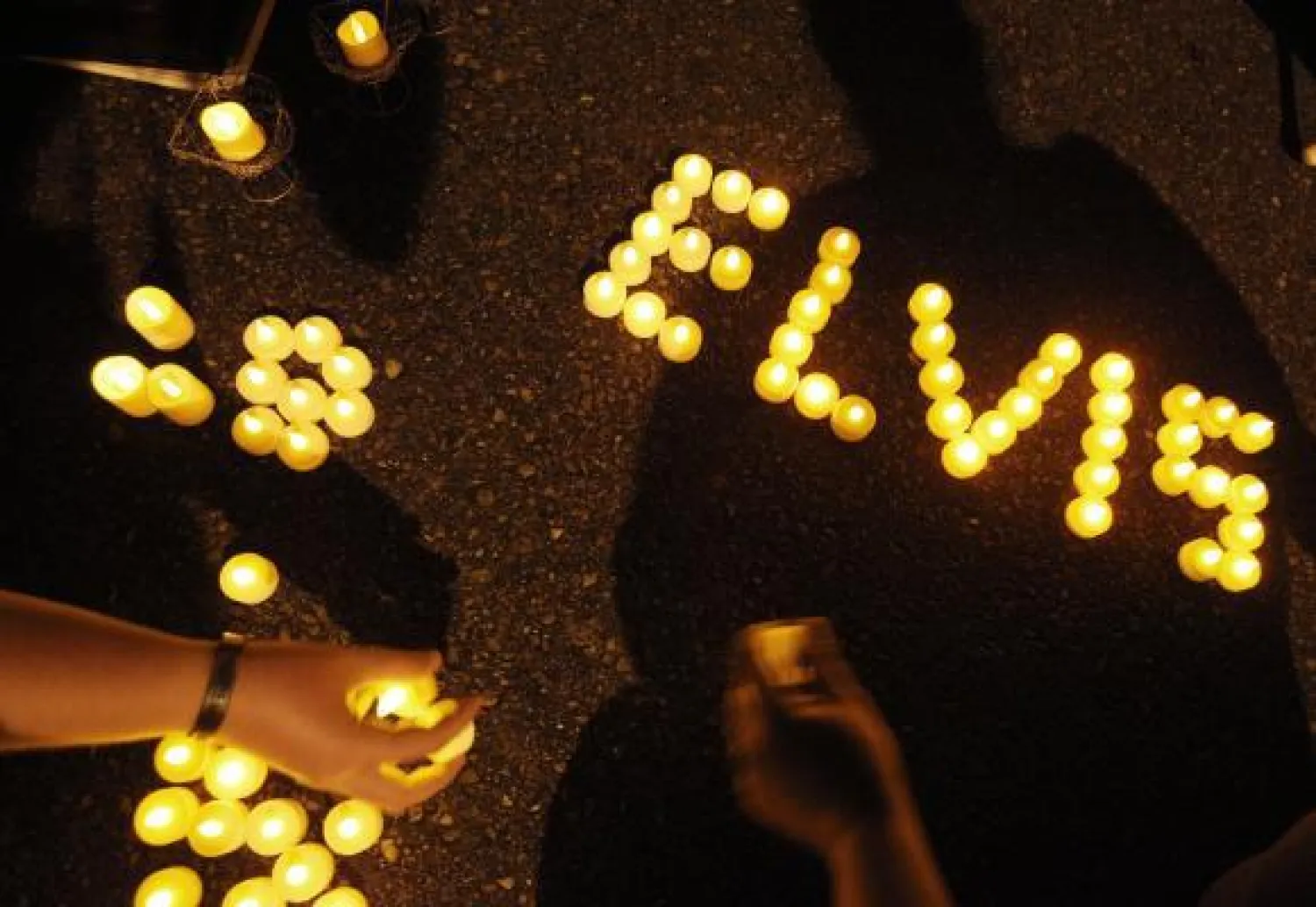 37 سنة.. مسيرة شموع تحيي ذكرى ألفيس بريسلي