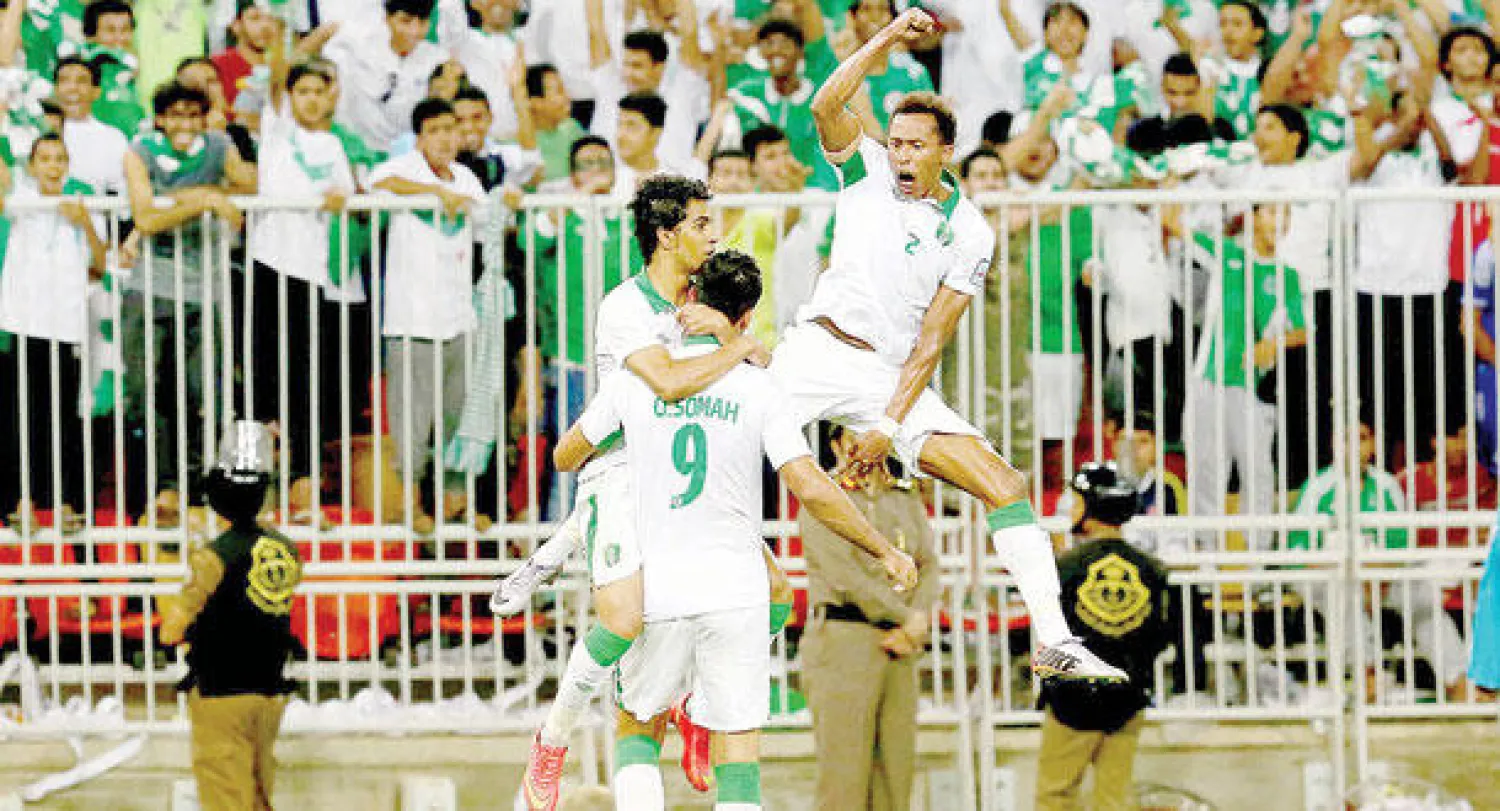 لاعبو الأهلي يحتفلون بأحد أهدافهم في مرمى هجر (تصوير: عبد الله بازهير)