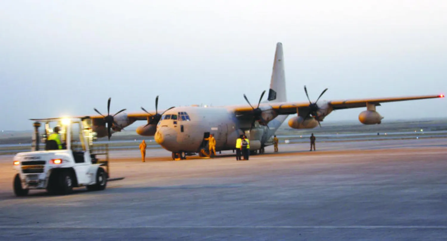 طائرة شحن إيطالية محملة بمواد الإغاثة للنازحين بعد هبوطها في مطار أربيل مساء أول من أمس (إ.ب.أ)