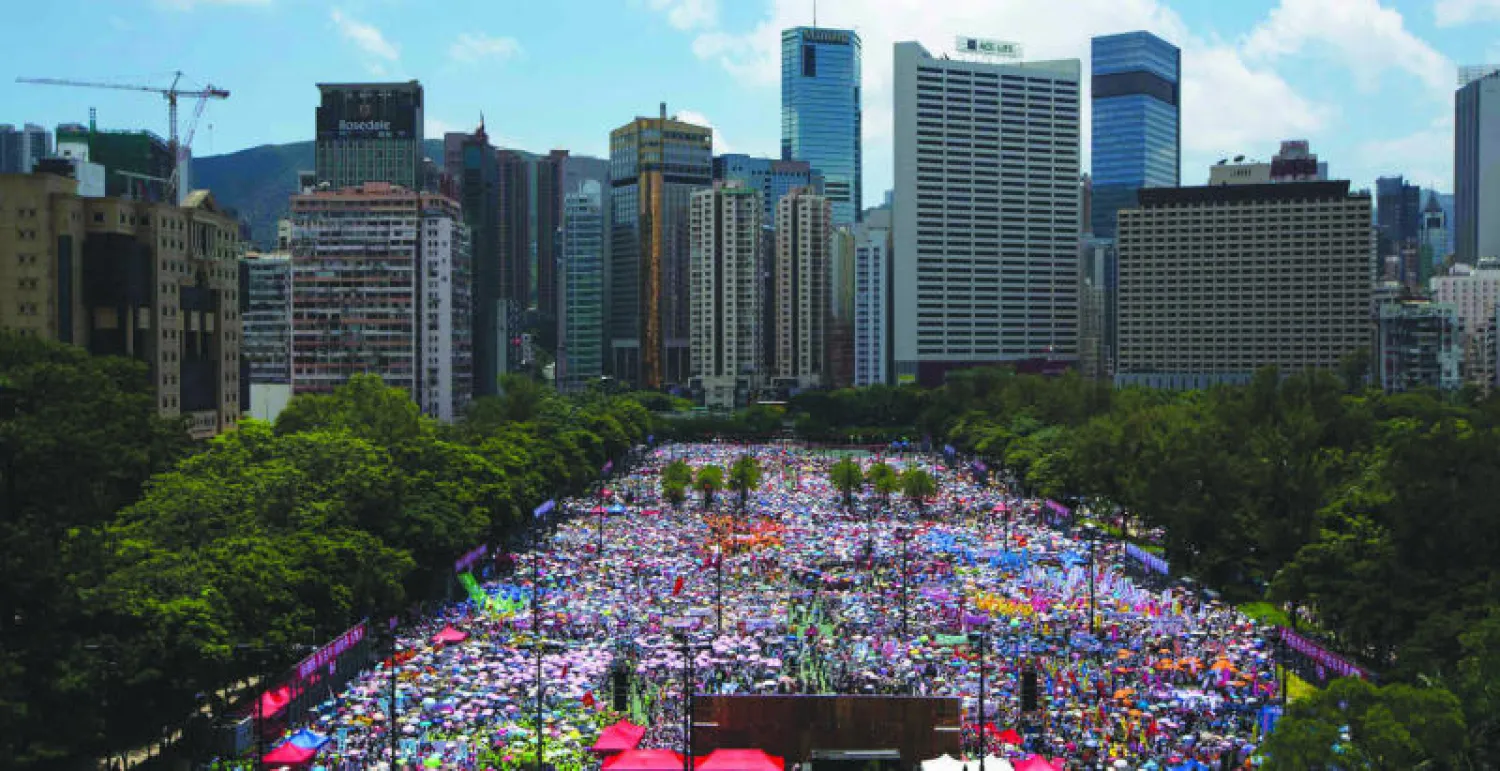 آلاف المؤيدين لبكين خرجوا الى شوارع هونغ كونغ أمس لدعم الحكومة المحلية ضد حركة العصيان المدني (رويترز)