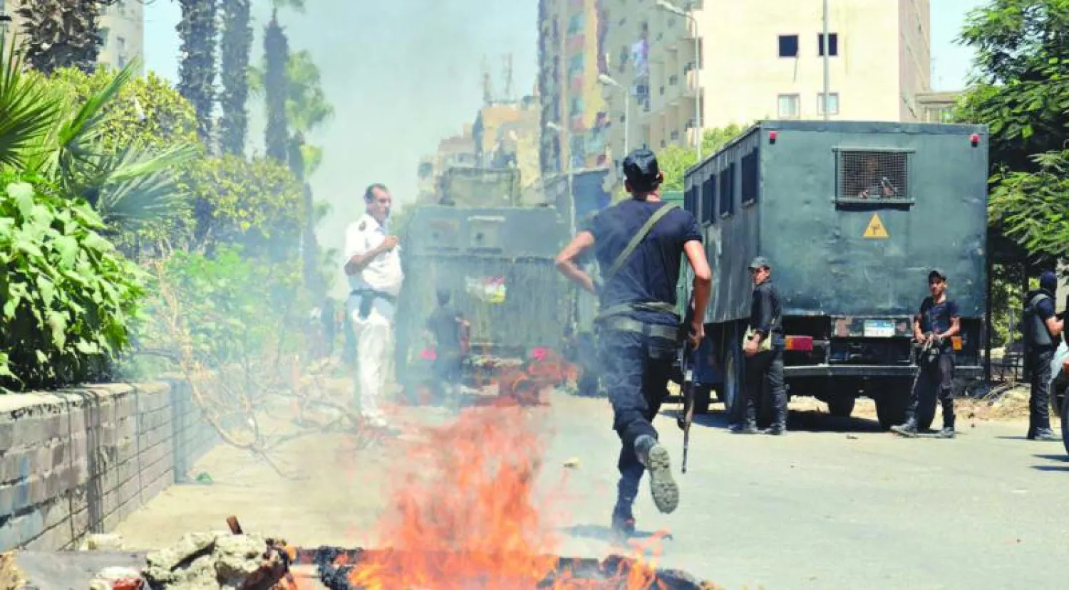 لقطة من اشتباكات أنصار الإخوان مع الأمن المركزي المصري في الذكرى الأولى لفض اعتصام رابعة في محافظة الجيزة (رويترز)