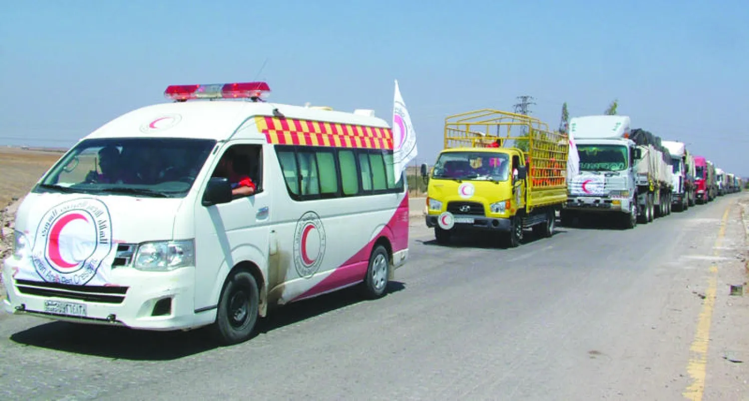قافلة مساعدات غذائية وطبية من الهلال الأحمر السوري ومنظمات دولية في طريقها إلى درعا أمس (إ.ب.أ)