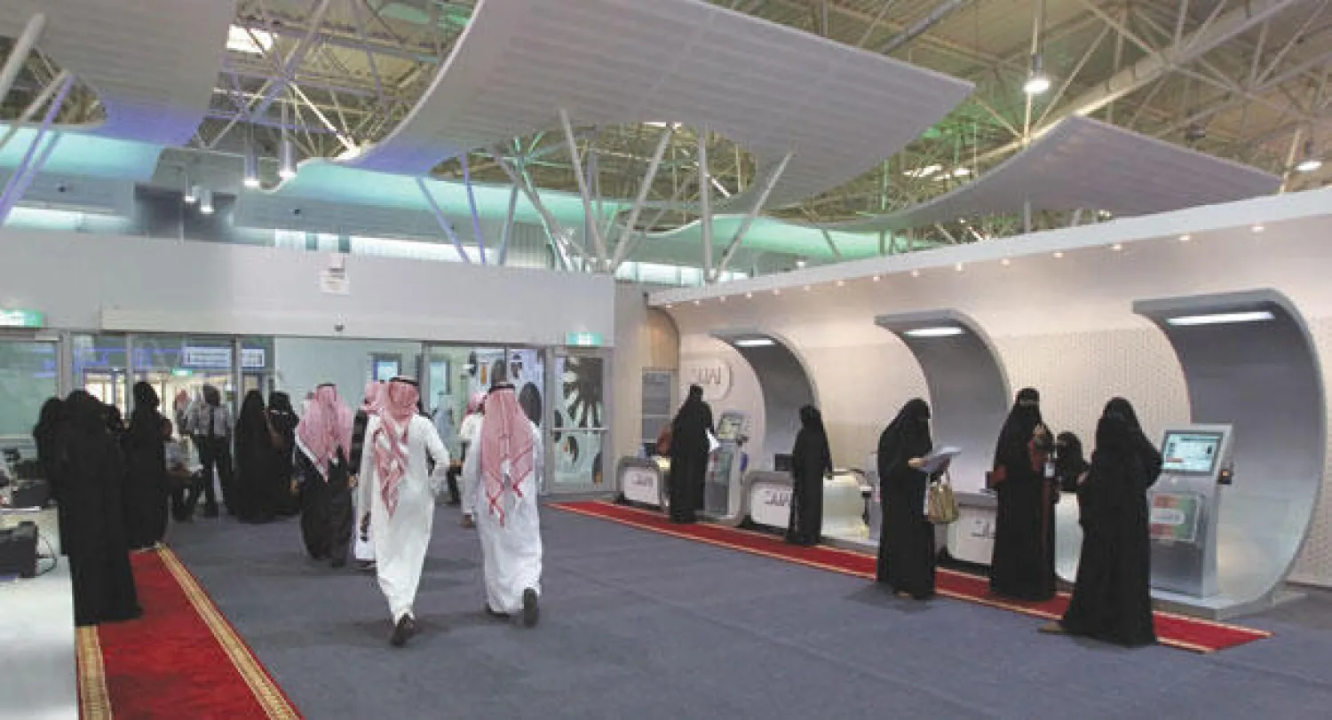 عدد من طالبي العمل خلال مشاركتهم في برنامج لقاءات أحد برامج وزارة العمل (تصوير: خالد الخميس)