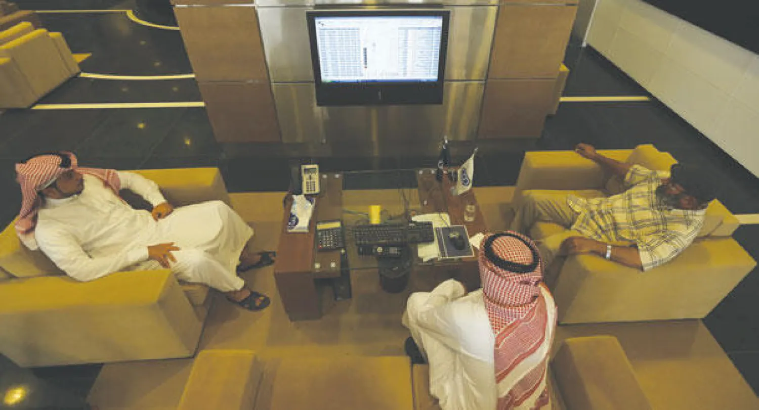 متداولون يتابعون تحركات الأسهم السعودية (رويترز)
