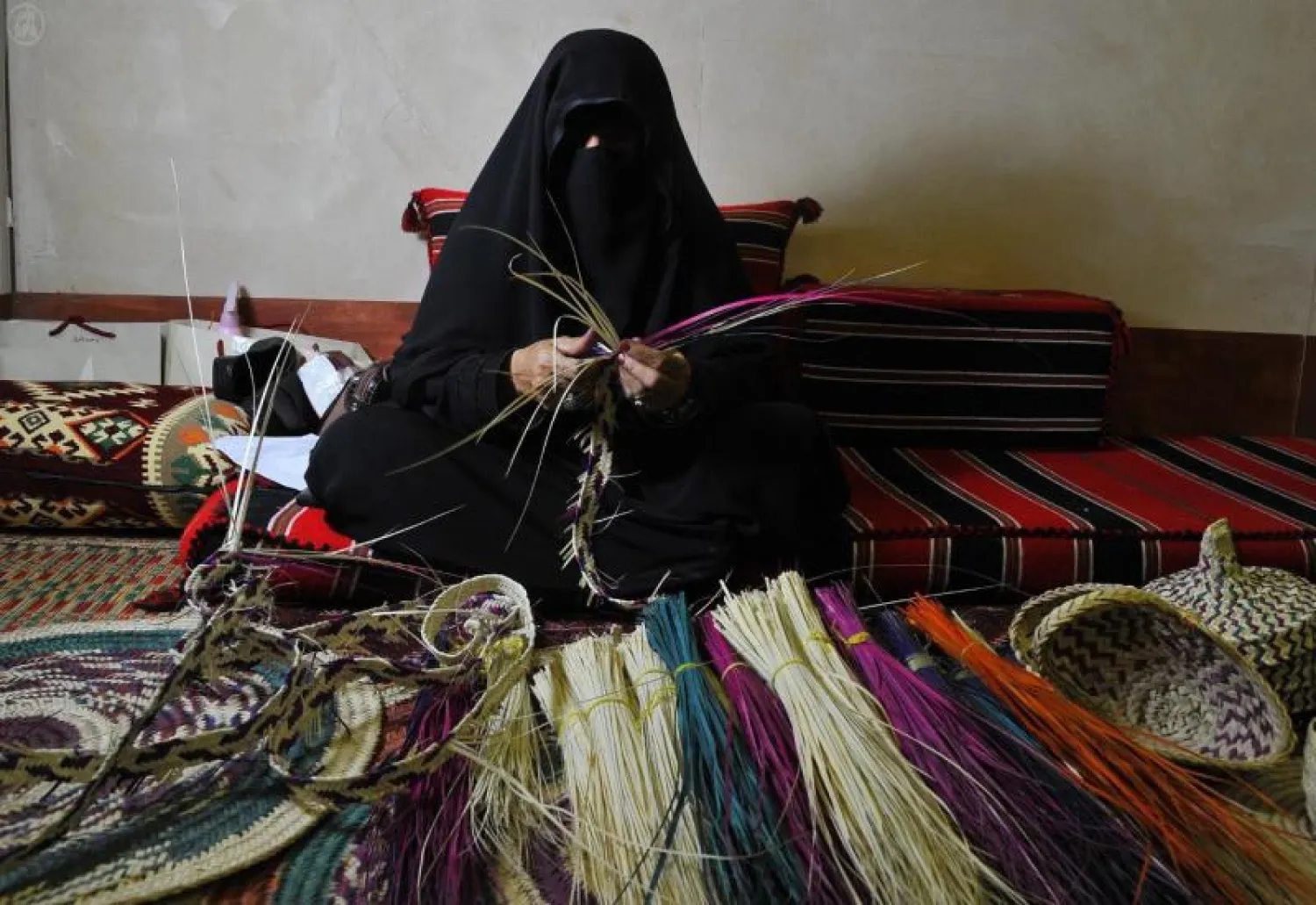 مؤسسة البريد السعودي تثمن جهود الأسر المنتجة بإصدار طابع بريدي يوثق العمل المنتج