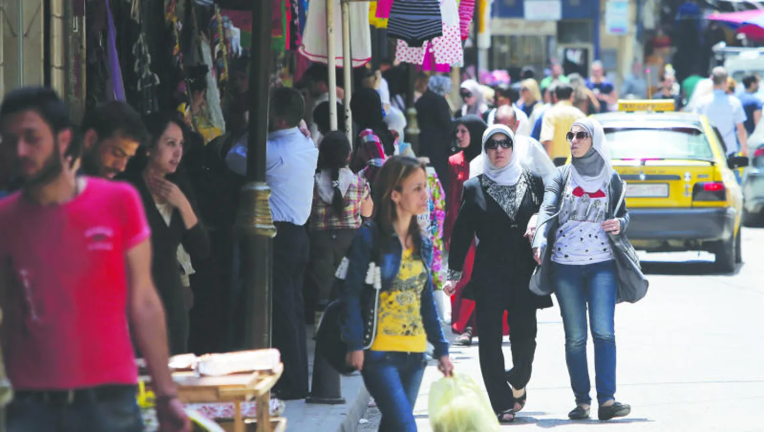 شن النظام السوري حملة ضد المتسولين والمشردين ورفع جزءا من الحواجز لتخفيف الازدحامات (أ.ف.ب)