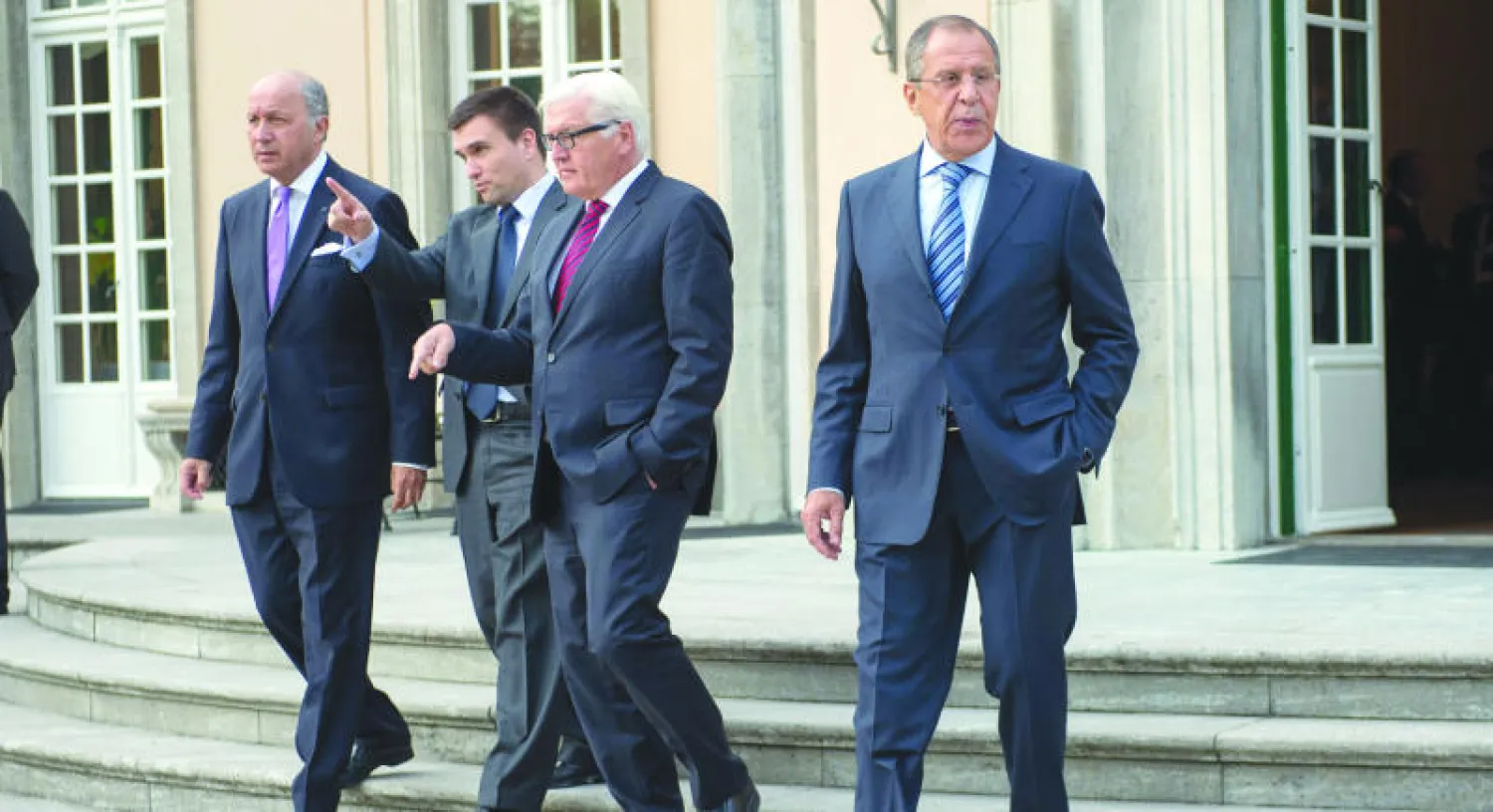 وزراء خارجية فرنسا وأوكرانيا وألمانيا يتحدثون وإلى اليمين وزير خارجية روسيا قبل اجتماعهم في برلين أمس (إ.ب.أ)