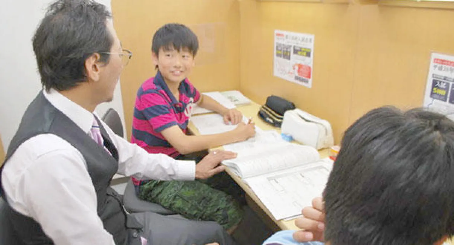 طالب الصف السادس يوكي تاكانو مع معلمه في إحدى المدارس في طوكيو (نيويورك تايمز)