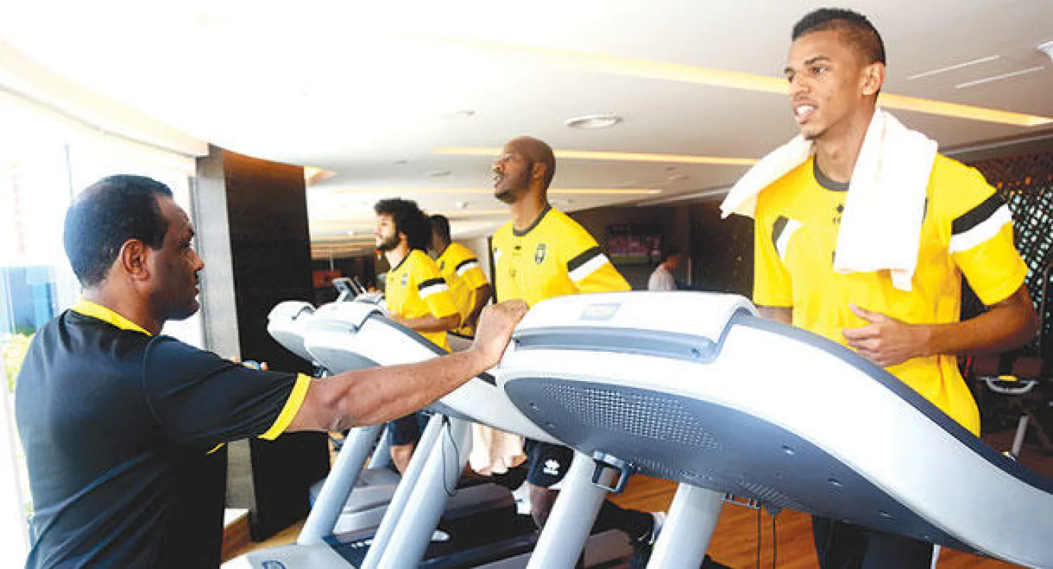 لاعبو الاتحاد خلال حصة التدريبات اللياقية أمس