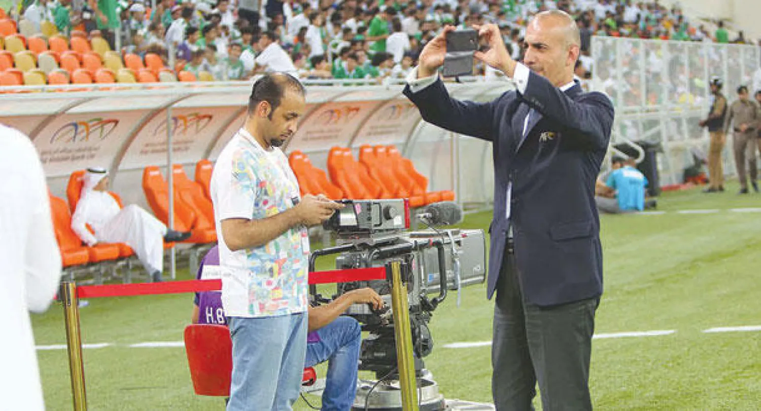 مراقب في الإتحاد الآسيوي يلتقط صورا بجواله الخاص أثناء إقامة مباراة الأهلي وهجر الأخيرة على ملعب الملك عبدالله بجدة (تصوير: عبدالله بازهير)