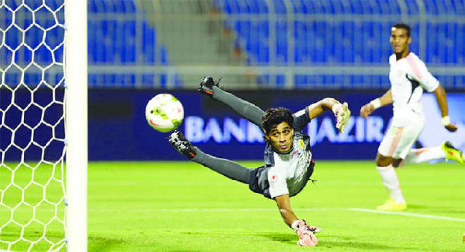 هزازي يراقب الكرة وهي في طريقها لشباك الخليج في مباراة الفريقين الأخيرة (تصوير: عبد العزيز النومان)