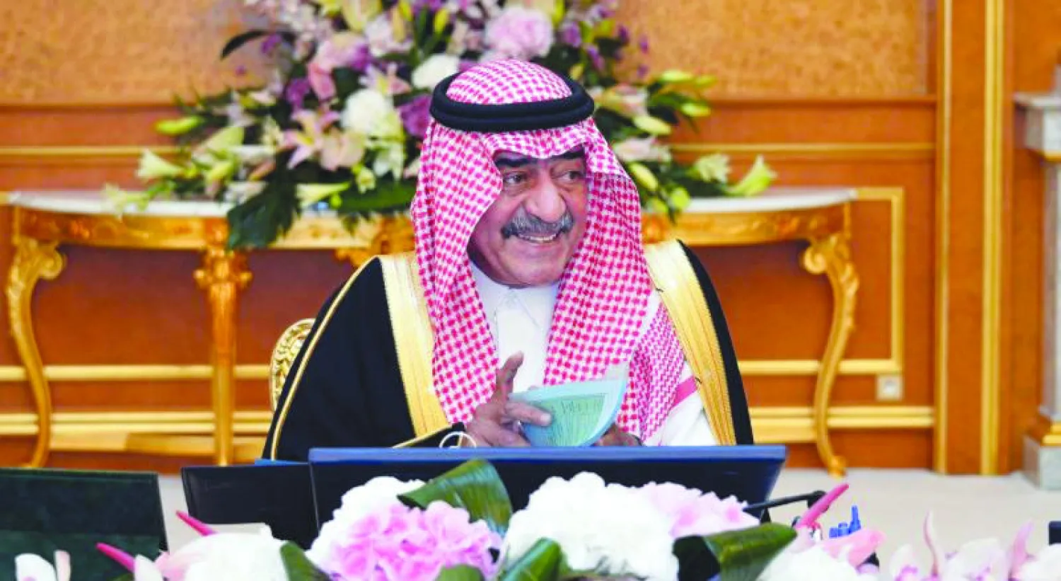 الأمير مقرن بن عبد العزيز لدى ترؤسه جلسة مجلس الوزراء في قصر السلام بجدة أمس (واس)