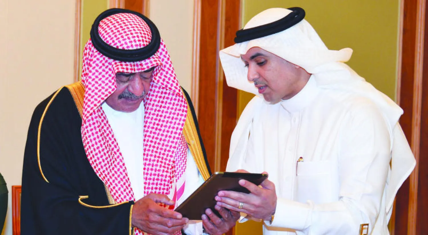 ولي ولي العهد خلال اجتماعه بالرئيس التنفيذي للشركة السعودية للكهرباء في قصر السلام بجدة أمس (واس)