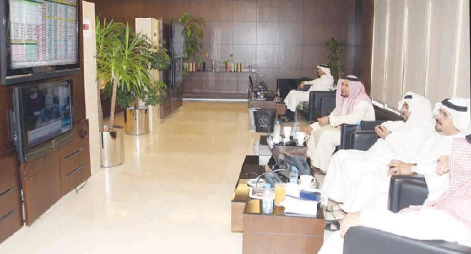 عدد من المتداولين في إحدى الصالات في الدمام («الشرق الأوسط»)