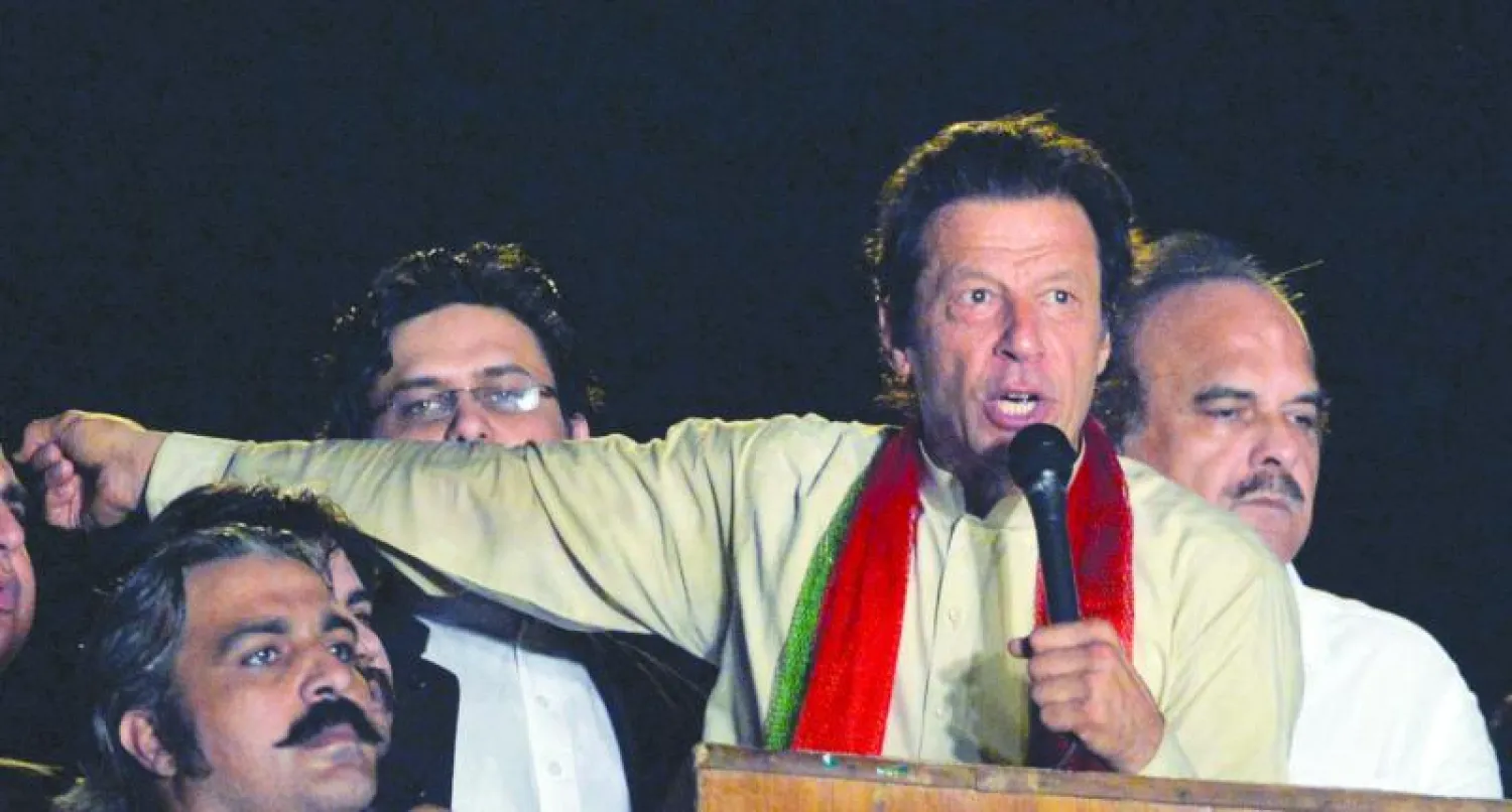 المعارض الباكستاني عمران خان يخاطب مؤيديه خلال مظاهرة ضد الحكومة الباكستانية وسط إسلام آباد أمس (أ.ف.ب)