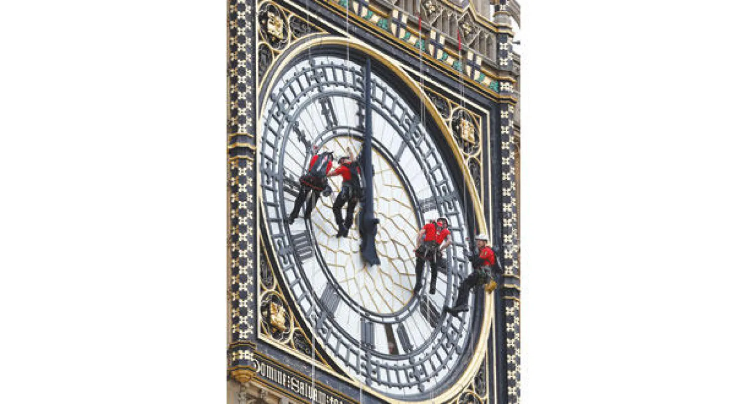 عمال يقومون بتنظيف ساعة بيغ بن أمس (أ.ب)