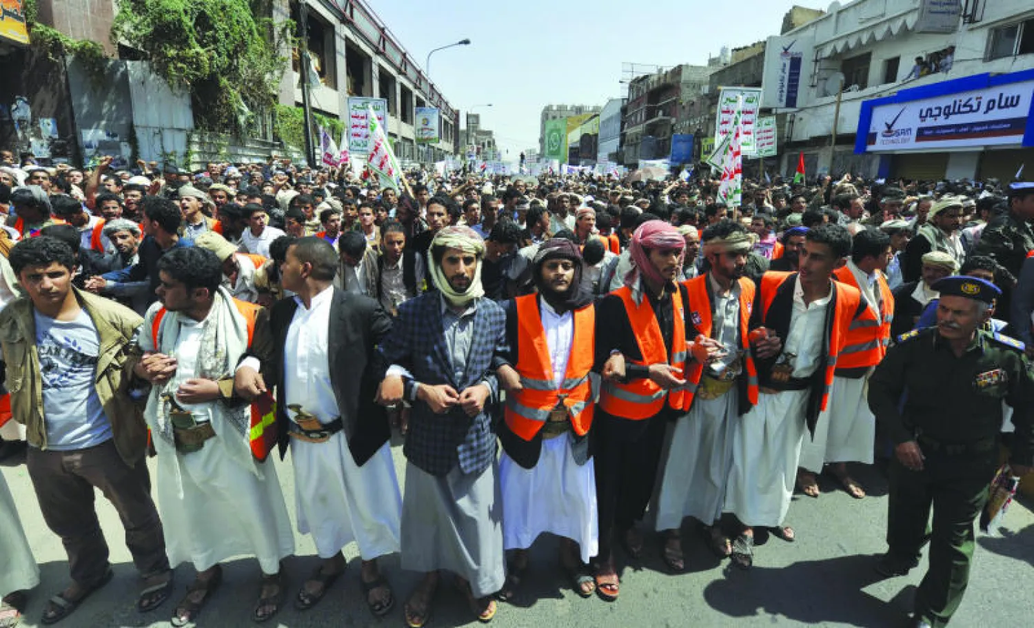 أنصار جماعة الحوثي المتمردة خلال مظاهرة احتجاجية مناوئة للحكومة في صنعاء أمس (إ.ب.أ)