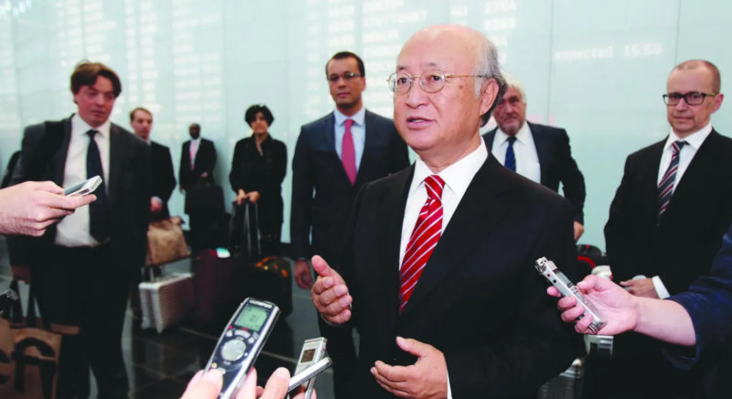 المدير العام لوكالة الطاقة الذرية أمانو يتحدث للصحافيين فور وصوله إلى مطار فيينا قادما من طهران أمس (رويترز)