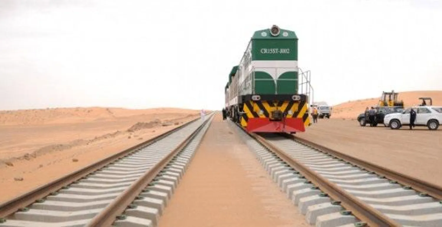 نجاة شاحنة علقت عجلاتها على سكة حديد في السعودية