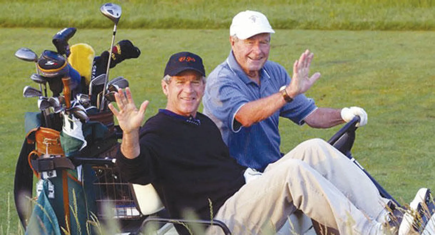 الرئيسان جورج بوش الأب والإبن في إحدى العطلات العائلية